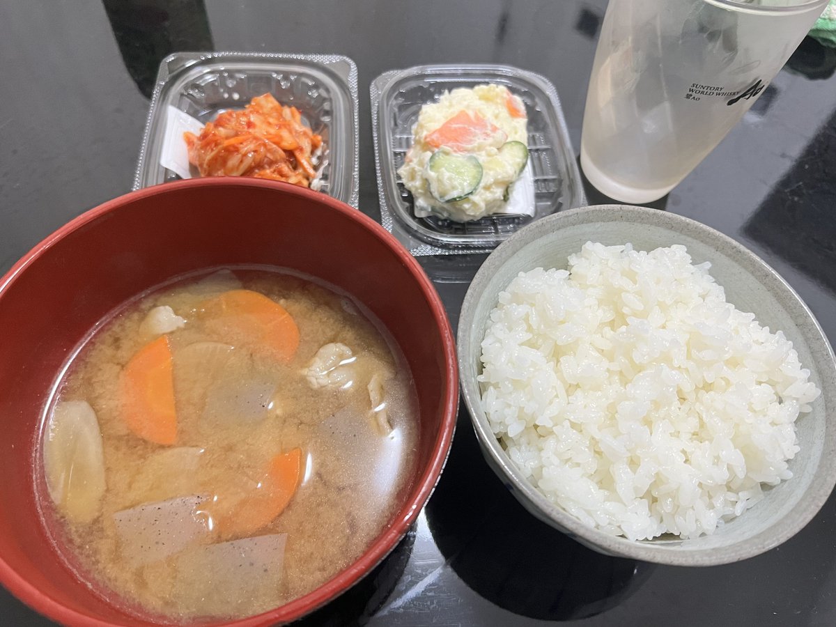 Ei_shot's tweet photo. 少し冷えてたので今日は豚汁にしました！
だがしかし！ネギと七味を切らしていたのを後から思い出しました😭
これでも美味しいんですけどw https://t.co/yNquQPOGhL