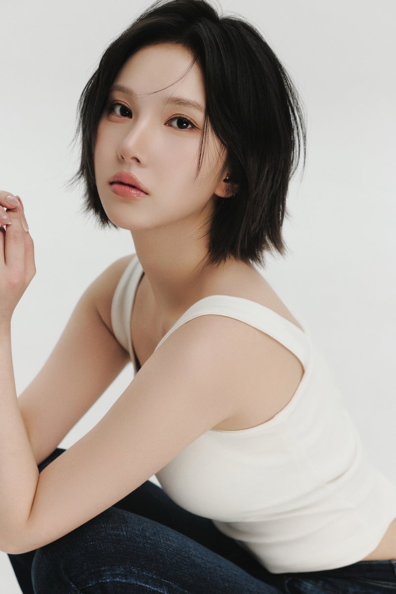 EHSBUJ_official's tweet photo. EUNHA SINB UMJI
2026 Profile Photo

#EUNHA #은하 https://t.co/Apb746xYqg