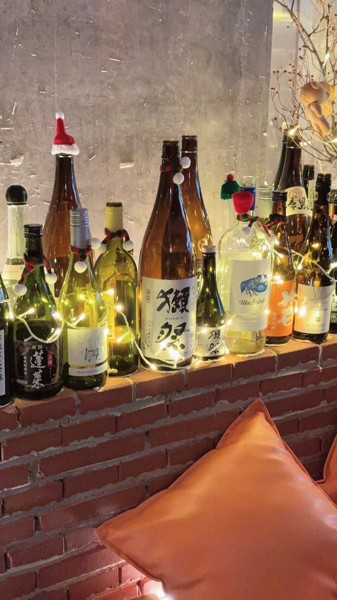 oXXSU4Ei3C9709's tweet photo. 「今夜は戲る気分、酒も純酒で酒窖でじっくり、友達と悪戯っぽく谑い合うのが最高だ。」， https://t.co/pG7tRK35da