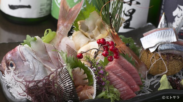 qAIUp09RKiltNXk's tweet photo. [聞くと驚きの美味しさ！碧色の刺し身、蓋を開ければ広がる幸せ。]， https://t.co/aeGy8IlHY1