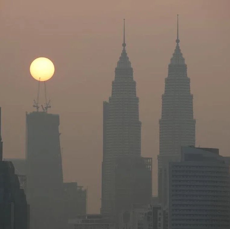 AutumnOCE's tweet photo. 🇲🇾 Khalish “d4v41” Rusyaidee comments on the state of the Haze in Malaysia:

“Sorry guys, I was testing Viper ult lineups. I had to put it down because JJ missed his Omen TP again.” https://t.co/3Lk9aZPLYx