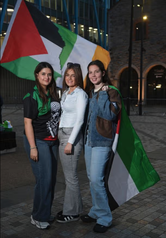 JustinK69383351's tweet photo. @Alan__Shatter I was outside the 3Arena last night. There were at least 6 vendors selling these flags. https://t.co/tjGGxF0sUs