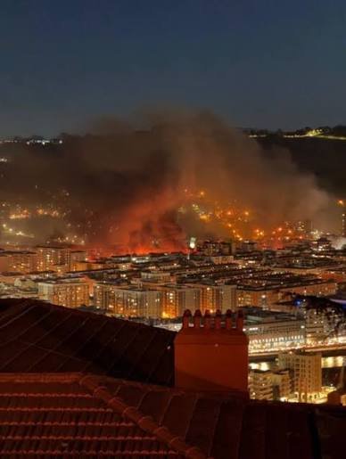 guidoprincesa's tweet photo. Hace más de una década comenzamos a hacer modelo comparado en Francia, para saber lo que pasaba allí,y lo que podía llegar a pasar aquí.
Entonces hicimos predicciones:

1- Barcelona sería la primera ciudad en caer, luego iría Bilbao, y después Zaragoza, Valencia y Madrid. Por ese orden.

2- La nueva realidad criminal que se empezaba a observar,  no era nada comparado a lo que sucedería con la entrada en escena de la segunda y tercera generación, que son las que han, literalmente, arrasado ciudades europeas enteras.

3- Las bandas latinas, que eran las únicas establecidas a nivel delincuencia urbana entonces, entrarían en competencia por la mercancía y el territorio con las bandas de magrebíes y subsaharianos, cuando estas tuvieran estructura, y el caos criminal se desataría en muchas zonas de España.
(Este escenario llegará a nuestras calles en los próximos años, si nadie hace nada).

4- La cobardía e incompetencia de los gobiernos, de un signo y otro, llevarían a una sensación de impunidad a los criminales que daría lugar a la aparición de nuevas formas de terrorismo y crimen organizado. También a dos fenómenos que sólo se pueden frenar actuando en los primeros estadios delincuenciales: la reincidencia y la escalada.

Para evitar todo lo anterior había que haber empezado a cambiar leyes, protocolos y estrategias policiales hace diez años. Nadie escuchó hasta la aparición de VOX. Nadie hizo nada.

Los policias que acertamos en todas nuestras predicciones y denuncias fuimos perseguidos, expedientados y criminalizados. Fin.