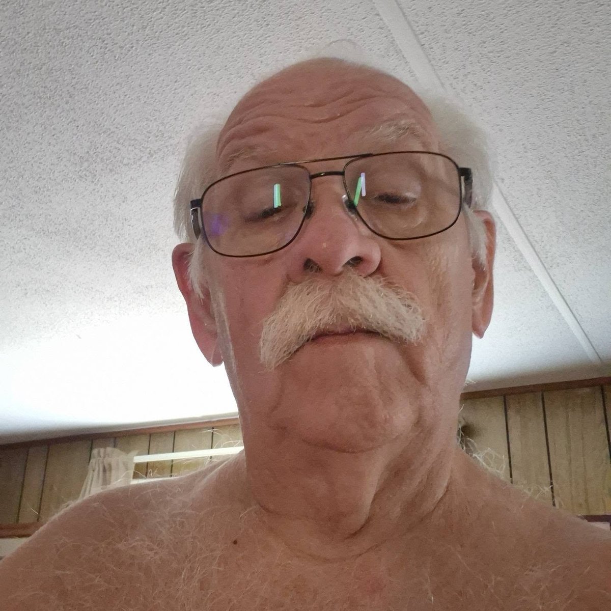 Christopheyxt's tweet photo. I am single, please send me a message right now if you're also single https://t.co/fio9AfYrw5