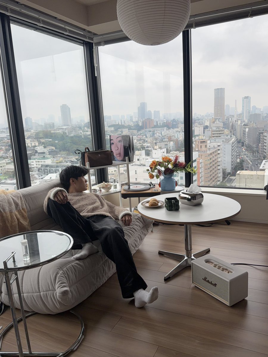 byun915's tweet photo. 【ご報告】
たくさんの方にクロワッサンを見てもらい
すごい反響をいただきました。
けっこう「ほうれい線がやばい」と言われた
てことで、服をつくりました。

名前は「クロおっさん」
チャームポイントはほうれい線です。 https://t.co/hTgjwAlHiD