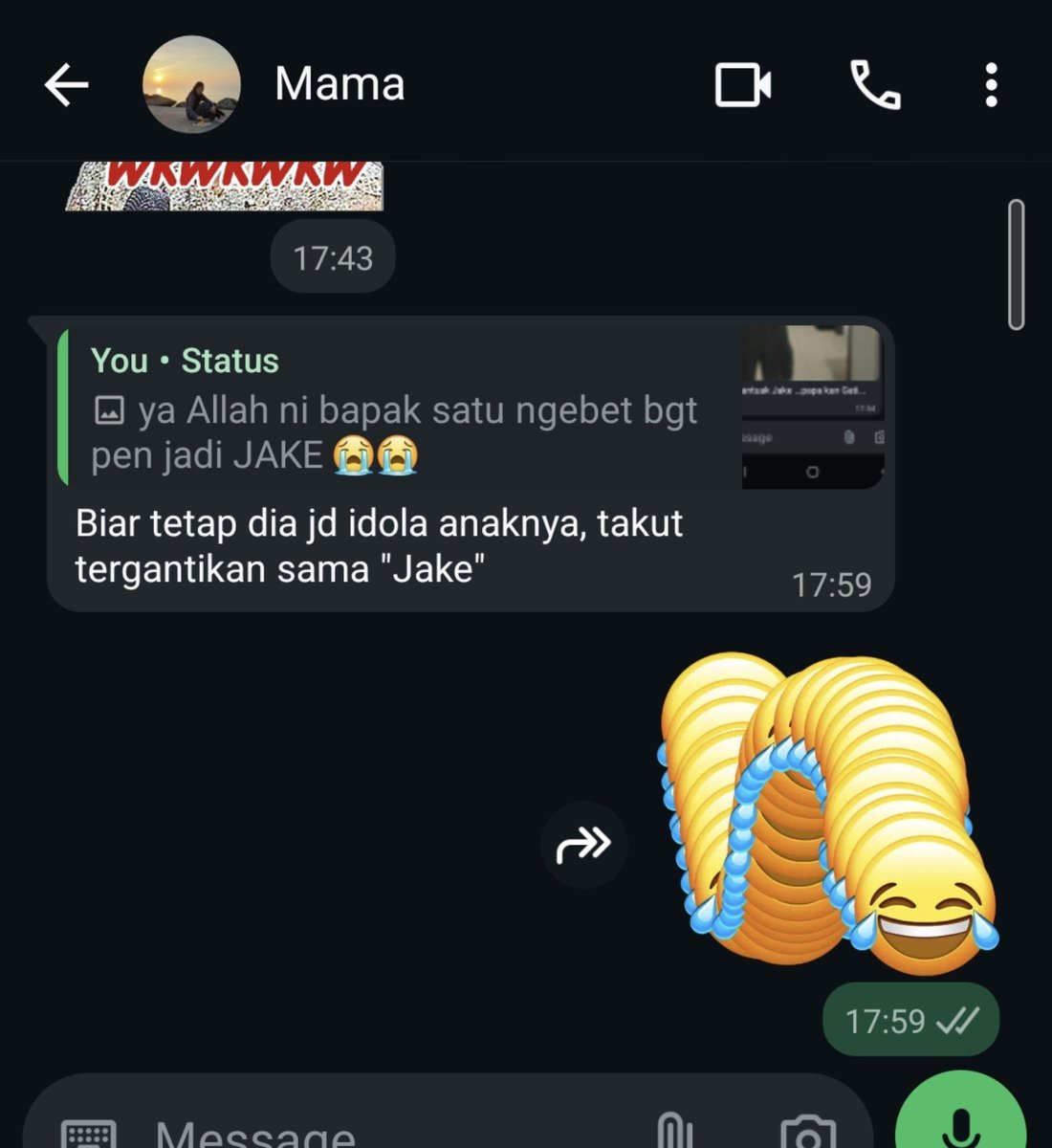 bundJakeSim's tweet photo. ㅋㅋㅋㅋ so tired today but my dad makes my day 😭🤏🤏🤏

👨 udh mirip jake blm nih papa
*bikin sw papa kebelet mirip jd jake*
🧕💬 biar ttp dia jd idola anaknya, takut digantiin sama "jake" 

😭😭😭😭 mood bgt, capenya lgsg ilang 🥹🫂 jakeee liat nih papa takut kalah saing ㅋㅋ https://t.co/9FG2lQnFAf