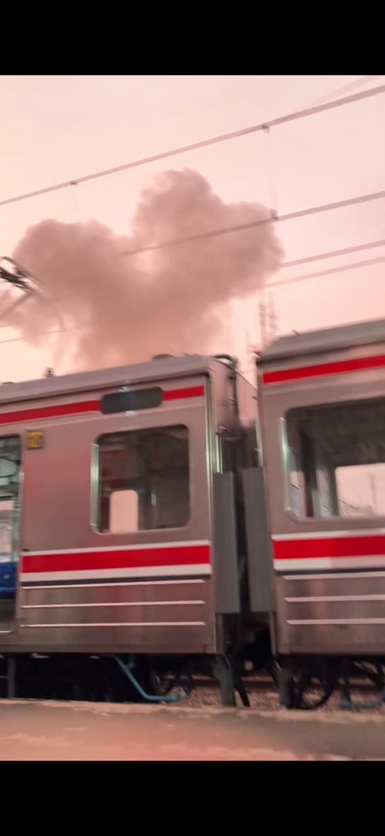 roziisol's tweet photo. kejadian up to date di stasiun jakarta kota guys, belum tau penyebabnya apa, tapi ada ledakan🥺 https://t.co/pl7bWl0z6G