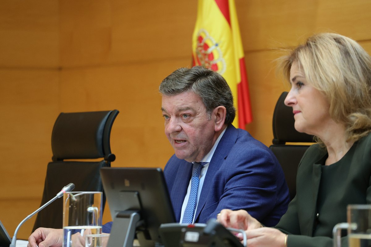 jcyl's tweet photo. .@luismiggago detalla los #PresupuestosCyL2027 relativos a Presidencia:

✈️Partidas para el retorno a la Comunidad
☕Ayudas para mantener servicios en los pueblos
💻Formación y recursos para empleados públicos
🗣️Nuevas herramientas de atención ciudadana

https://t.co/UGznoWsA39 https://t.co/wYRcXlWAdL
