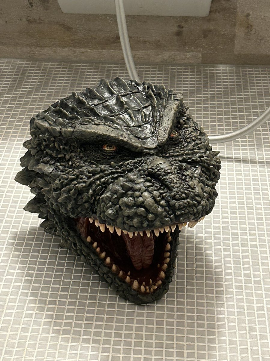 hiro28409755's tweet photo. なんとかトッカン作業で映画公開前に完成
怪獣(ゴジラ)の頭！バスケットボール位の大きさ！材料はパジコのハーティークレイ
#パジコ #粘土　#ゴジラ #ゴジラマイナスゼロ 
画像資料が少なく細かいテクスチャーが分からず、俺流で造形！！ https://t.co/SjrsHwBsRm