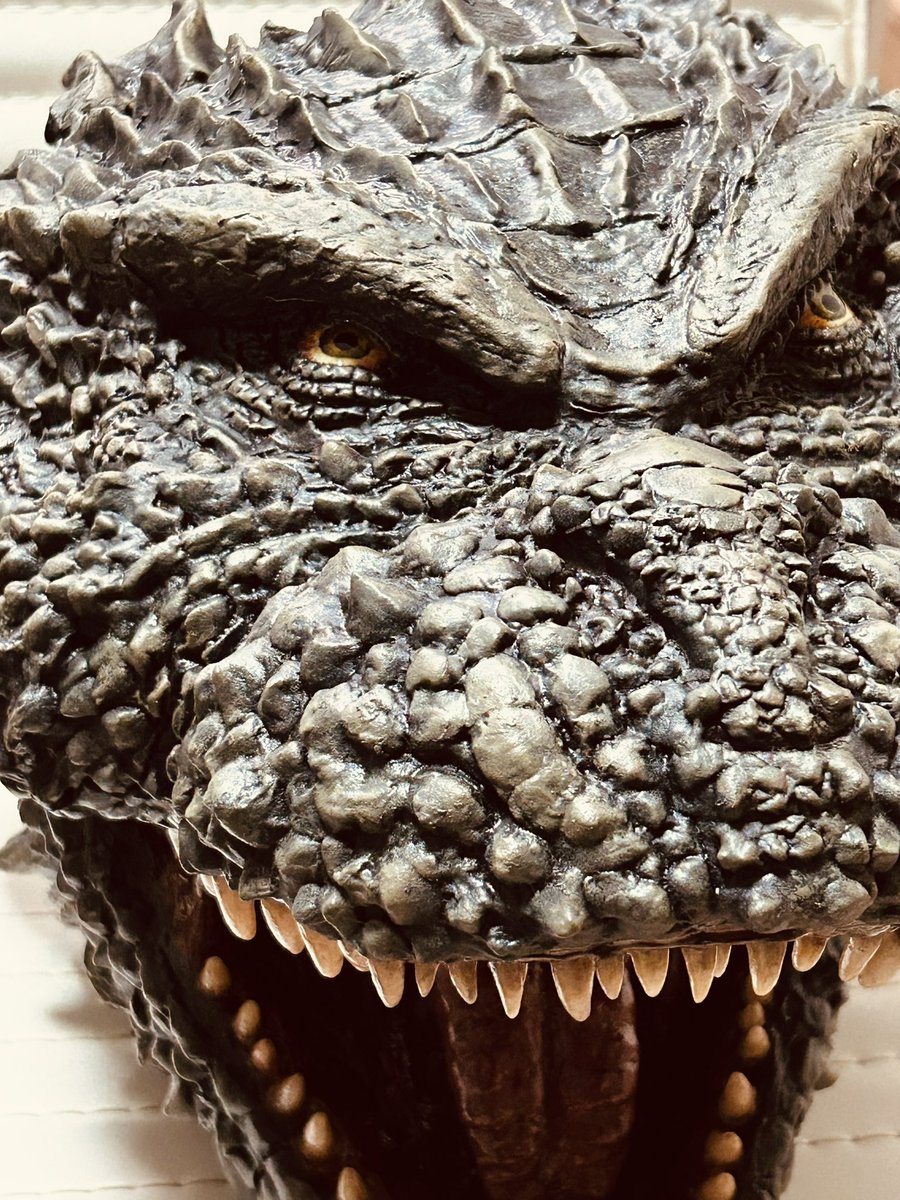 hiro28409755's tweet photo. なんとかトッカン作業で映画公開前に完成
怪獣(ゴジラ)の頭！バスケットボール位の大きさ！材料はパジコのハーティークレイ
#パジコ #粘土　#ゴジラ #ゴジラマイナスゼロ 
画像資料が少なく細かいテクスチャーが分からず、俺流で造形！！ https://t.co/SjrsHwBsRm