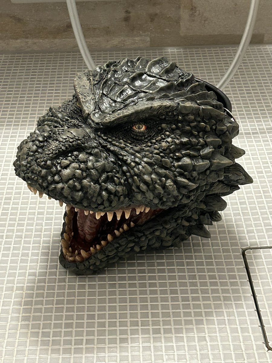 hiro28409755's tweet photo. なんとかトッカン作業で映画公開前に完成
怪獣(ゴジラ)の頭！バスケットボール位の大きさ！材料はパジコのハーティークレイ
#パジコ #粘土　#ゴジラ #ゴジラマイナスゼロ 
画像資料が少なく細かいテクスチャーが分からず、俺流で造形！！ https://t.co/SjrsHwBsRm