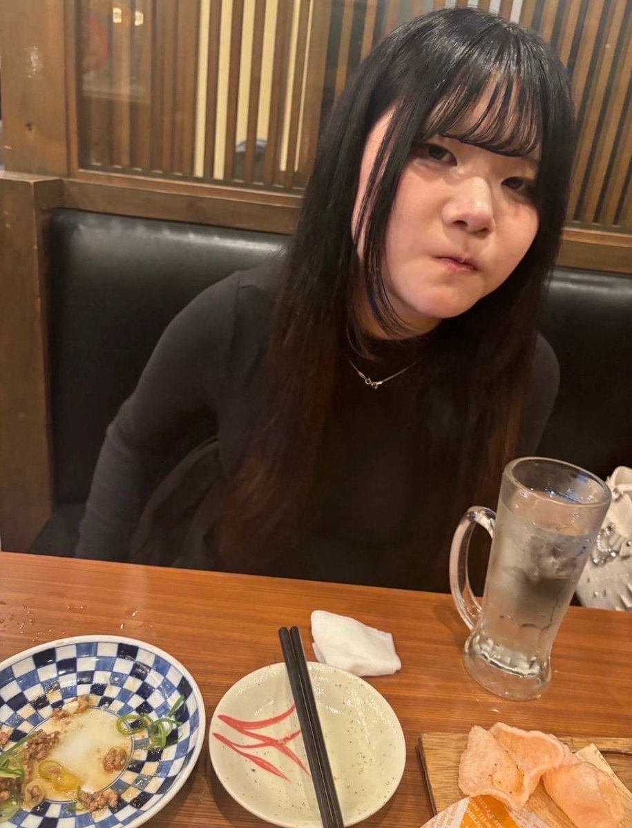 v4isq's tweet photo. 理想▶︎現実

これ同一人物なのガチでキツいWww https://t.co/8PxYkra87n