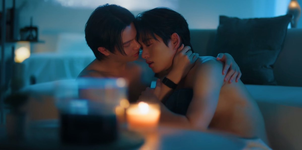 Hello_asian's tweet photo. ลุ้นบทสรุปความสัมพันธ์ “วิลเลี่ยม” 
เครียดหนักรั้ง “เอส” ก่อนโกอินเตอร์

ในซีรีส์ " You Maniac เดี๋ยวจะรักซะให้บ้า"
#GMMTV #YouManiacSeries
#WilliamEst

เดินทางมาถึงบทสรุปที่ทำเอาแฟนๆ ต้องลุ้นกันจนนั่งไม่ติด เมื่อความสัมพันธ์ของ “ดีน” (วิลเลี่ยม จักรภัทร) และ “มอธ” (เอส ศุภ) กำลังดำเนินไปอย่างสวยงาม แต่กลับต้องเจอทดสอบครั้งใหญ่ เมื่อ “มอธ” ได้รับคำแนะนำจาก "เมษ" (ไบร์ท รพีพงศ์) เรื่องการขอทุนสนับสนุนศิลปินเพื่อเดินทางไปต่อยอดความฝันที่ต่างประเทศ และทันทีที่ “ดีน” รู้เรื่อง แพลนการเดินทางไปต่างประเทศของ “มอธ” ก็ทำให้เขาเครียดและกังวลใจให้อย่างหนัก บทสรุปของทั้งคู่จะลงเอยอย่างไร “ดีน” จะยอมเสียสละปล่อยให้คนที่รักได้ไปเติบโตตามฝัน หรือ “มอธ” จะเลือกทิ้งโอกาสครั้งสำคัญเพื่อรักษาความรักครั้งนี้ไว้ ไปลุ้นกัน

ติดตามชมซีรีส์ “You Maniac เดี๋ยวจะรักซะให้บ้า” ตอนจบ ในวันเสาร์ที่ 31 ตุลาคมนี้ เวลา 20.30 น. ดูทีวี ช่อง GMM25 | ดูย้อนหลัง แอป oneD ที่เดียว เวลา 21.30 น. หรือสามารถติดตามรายละเอียดเพิ่มเติมได้ที่ Facebook : https://t.co/XgH8hJNDdp และ Instagram & X & TikTok & YouTube & Weibo : GMMTV    
https://t.co/T72bOzrIUm
