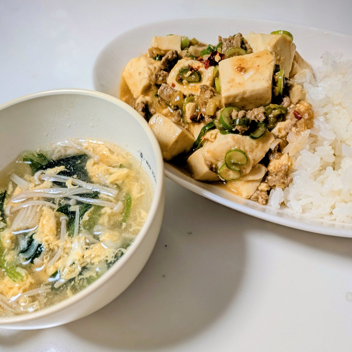 mashimeronohako's tweet photo. 夜ごはーん!!!
麻婆豆腐丼と、卵の中華スープです。八丁味噌入れてみたら普段と少し違うお味になりました。そしてネギがつながっていました…
#かすはと朝ご飯 https://t.co/z3oEhIDo0f