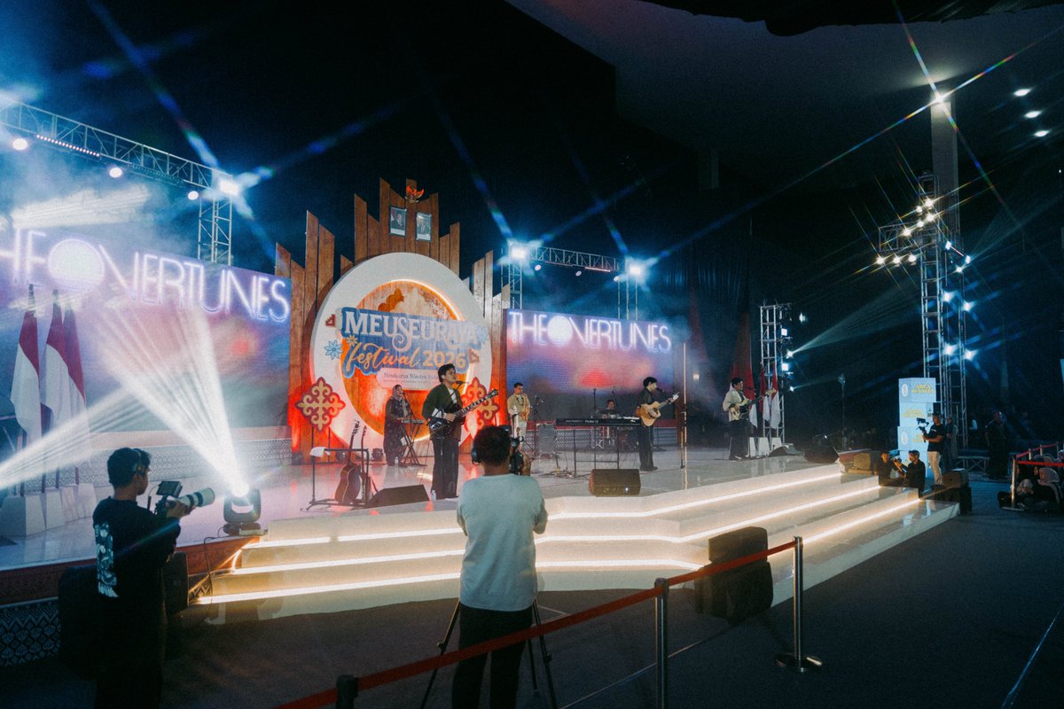 TheOvertunes's tweet photo. Assalamualaikum Aceh! ✨

Menempuh perjalanan jauh dari Jakarta, lalu memijakkan langkah panggung pertama di sini, gak disangka-sangka mendapatkan sambutan yang sangat meriah dari kalian semua☺️🫶

Sekali lagi terima kasih. https://t.co/VUZ3H267EX
