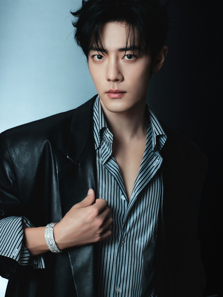 TrendyUpdate_th's tweet photo. เซียวจ้านสะกดทุกสายตาด้วยเครื่องประดับจากเมซง Boucheron ในทัวร์คอนเสิร์ตเดี่ยวครั้งแรก “HERE COMES OUR EXIT” ณ เมืองหนานจิง
.
@boucheron 
#Boucheron #XiaoZhan #肖战 #เซียวจ้าน #Trendyupdates
.
เซียวจ้าน โกลบอลแบรนด์แอมบาสเดอร์ของ Boucheron (@boucheron) เปิดฉากทัวร์คอนเสิร์ตเดี่ยวครั้งแรก “Here Comes Our Exit” ณ เมืองหนานจิง พร้อมสวมใส่เครื่องประดับจากเมซง สำหรับโอกาสพิเศษนี้ เซียวจ้านปรากฏตัวในเครื่องประดับจากคอลเลกชั่นไฮจิวเวลรี่ Plume de Paon โดยมีไฮไลต์เป็นเทียร่าที่นำมาสวมใส่ในรูปแบบเข็มกลัด จับคู่กับเข็มกลัดเพชรและแหวนประดับอควอมารีน 14.67 กะรัตจากคอลเลกชั่นเดียวกัน เสริมด้วยต่างหูแบบหนีบ Rosier จากคอลเลกชั่นไฮจิวเวลรี่ Histoire de Style: Untamed Nature ขณะที่อีกหนึ่งลุคโดดเด่นด้วยแหวน Flèche ประดับเพชร และกำไลข้อมือ Silhouette จากคอลเลกชั่นไฮจิวเวลรี่ล่าสุด Histoire de Style: Nom: Boucheron, Prénom: Frédéric ถ่ายทอดความสง่างามอันเป็นเอกลักษณ์และความร่วมสมัยของเมซง Boucheron ผ่านสไตล์ที่โดดเด่นบนเวที
.
ภาพเพิ่มเติม 🔗 : https://t.co/6v1ttY7fs6