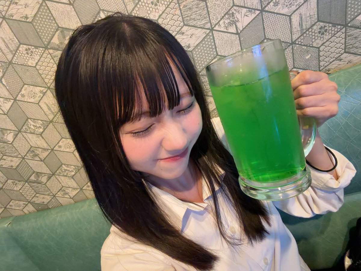 ruka_mun222's tweet photo. めろんそーだ大きい！！！🍈

ジュースなら胃袋無限大です。 https://t.co/Is2DT7WNd5