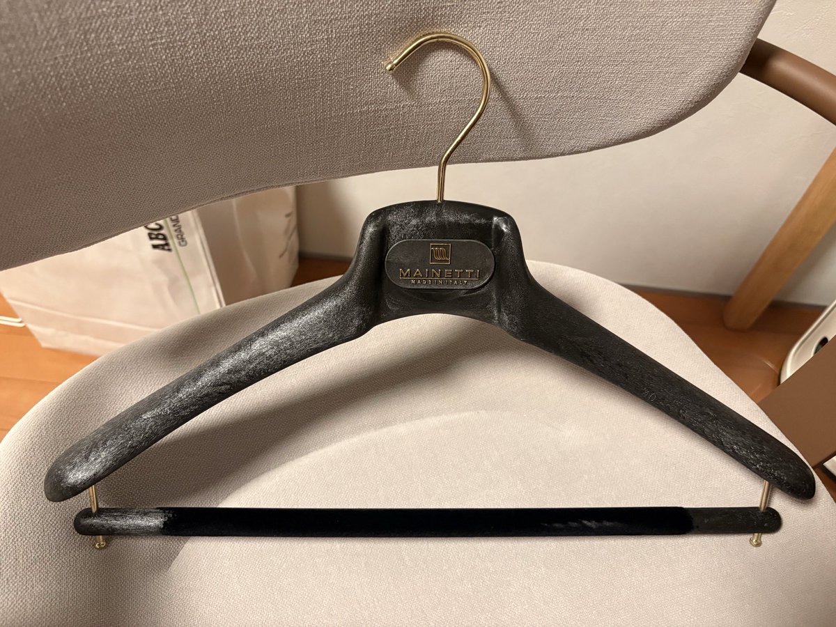 commmmoner's tweet photo. マイネッティのハンガー買ってみたけど、カッコよい。ハンガーでテンション上がったの初めてだわ。これで1,000円くらいなら全然アリ。comoliの服を掛けるぞ。 https://t.co/l7y57nbA5R