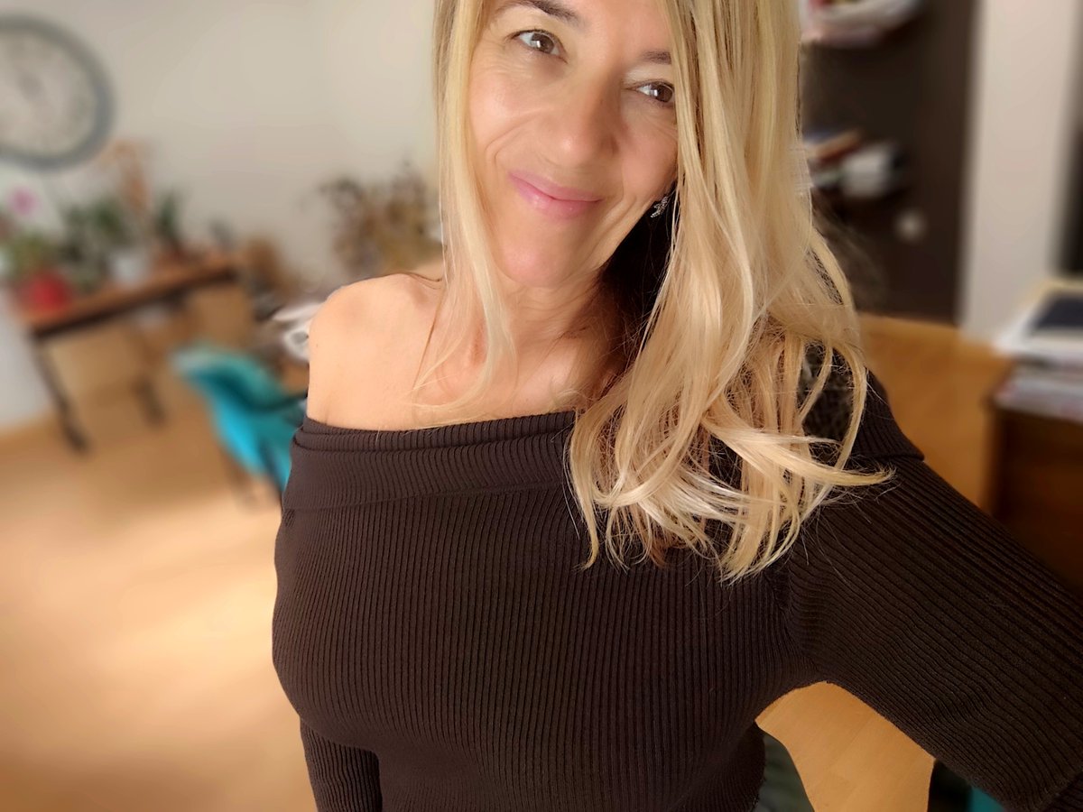 SilviaM169's tweet photo. Después de unos días de frenética (y feliz) actividad, volvemos al ruedo de la pleiteachone. Y de la postureachone, también.  Feliz martes a tutti! ⚖️ https://t.co/QMwdqFNQoz