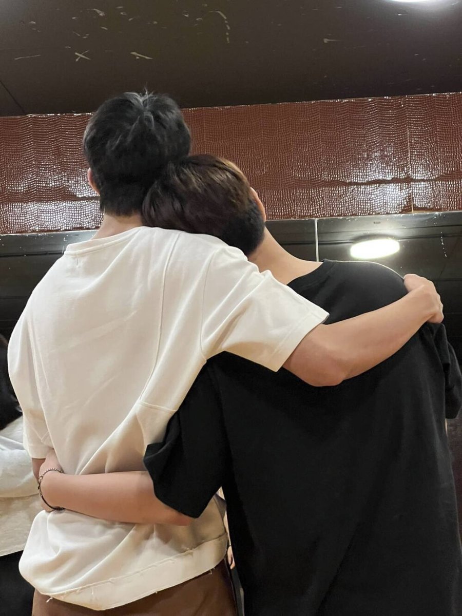iwashii8's tweet photo. [今日は友達と肩を組み、腰を抱き、首まで寄り添って歩いた。最高の一日だ！]， https://t.co/dw3oNzuIax