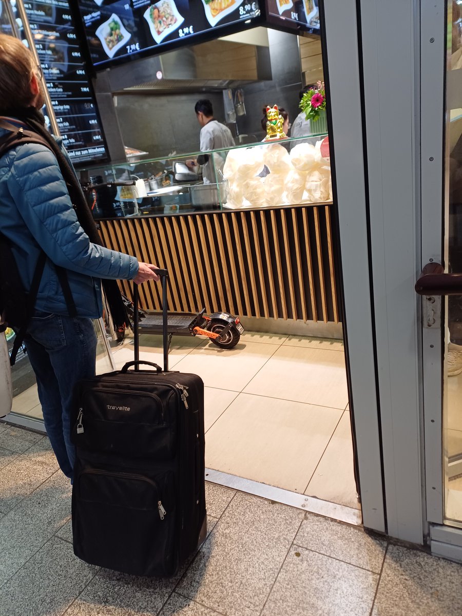 TheodorB030's tweet photo. Hallo Chinesen, ich weiß, wir haben Streit, aber könnt ihr mir bitte keine Fledermaus ins Essen machen? Danke. https://t.co/NHCgo47PgL