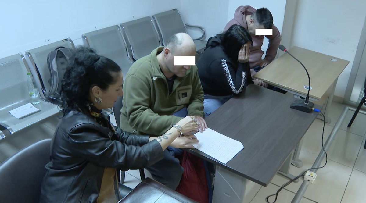EPreve's tweet photo. 🔴 LA RUTA DEL DINERO DE TRAZADOR

✔️La Secretaría Antilavado (SENACLAFT) y la UIAF del Banco Central investigan todos los movimientos del Cambio MONEX y del local de cobranzas de Jorge Gandini siguiendo la ruta del dinero de Pablo Leiva, el narco condenado por lavado de activos en la Operación Trazador.

✔️ La SENACLAFT y la UIAF preparan dos informes a pedido del fiscal Enrique Rodríguez, quien dirige la investigación por lavado de activos tras nuevos elementos presentados por la Brigada Antidrogas.

✔️ El cambio MONEX quedó en la mira de la investigación luego de que Leiva confesara ante la Policía que él recibía instrucciones de Andrés Zugarramurdi Techera -tesorero de ese cambio- para realizar las operaciones de blanqueo de dinero proveniente de la venta de droga.

✔️ En tanto, el local de Gandini es investigado porque Leiva concurría de forma frecuente para realizar allí operaciones de pago de facturas en efectivo por montos de entre 400 mil y 500 mil pesos.

✔️ Una vez que reciba los informes de SENACLAFT y la UIAF, la Fiscalía tiene previsto citar a Zugarramurdi, lo que podría ocurrir a finales de noviembre o principios de diciembre.

✔️ En las últimas horas la Policía incautó un celular a Henry Latorre, otro de los condenados por la Operación Trazador. Latorre está recluido en el Penal de Libertad.

✔️ Los 260 kilos de droga incautados en Trazador equivalían a unas 3 millones de dosis, cerca de 7,5 millones de dólares en la venta al menudeo en el mercado local.