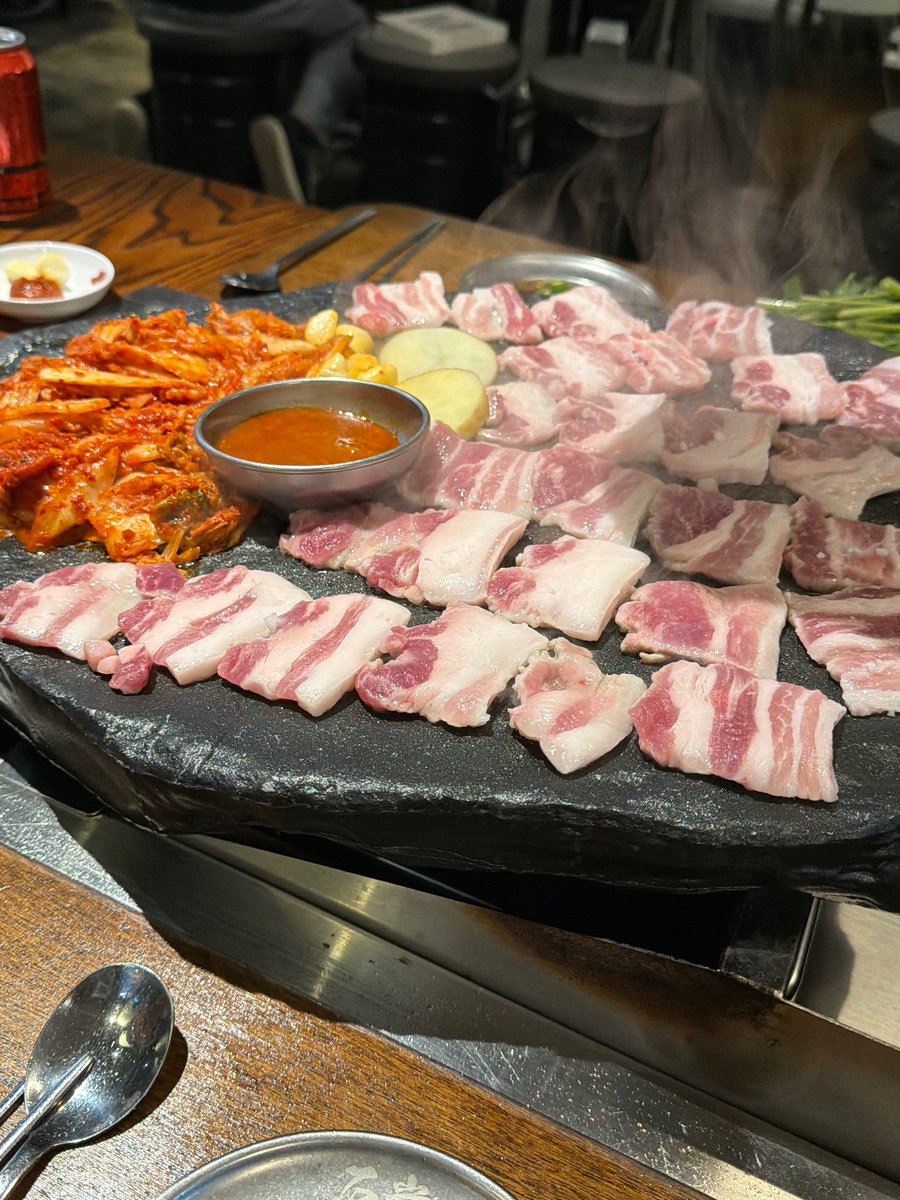 twtforhk's tweet photo. 근데사실저녁먹기귀찮아서안먹었더니지금최혁근한테달려가고싶어(혁옵 보려고❌ 고기 뺏어먹으려고⭕️) 고기랑김치때깔봐석암생소금구이존나저장 https://t.co/TxKevGL1NG