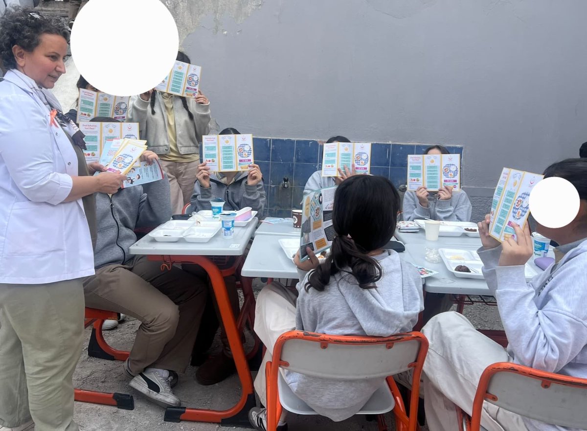 sebintsm's tweet photo. Şebinkarahisar Oktay Yeşil Ortaokulunda düzenlenen kermeste ağız diş sağlığı, el yıkama,  kahvaltının önemi ve sağlıklı beslenme hakkında broşür dağıtılıp bilgilendirme yapıldı. https://t.co/wzgq8UULU7