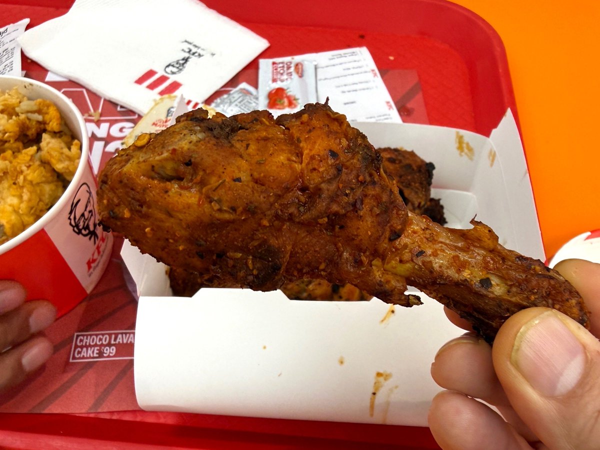 h_gashiyama's tweet photo. インドのケンタッキーのビリヤニ…
めっっっっっちゃくちゃうまい！！！
驚いた！！！

インドで1日5食くらいビリヤニ食べ続けてるから、『チェーン店のビリヤニじゃあ、いまさら驚かんよ』ってナメてたの本当ーーーーにごめんなさい！！！

もうね！
ライスのスパイスの香り高さがすんごい！
高貴！鮮烈！複雑！アロマティック！！

正直、チェーン店が作り出せる香りの雰囲気ではないと思った…それくらい本格的
過去、チェーン店を研究して来た中でも最上級の驚き！

(てことは、日本でも同じく作れる！？)

そして、バスマティ米がパラパラで最高…
そこにザクザクに揚げたチキンを合わせて食うと、これがたまんねぇんだわ！！

ふわふわ→ザクザク！→香り爆裂
の無限ループ！マジで止まんねぇ！！

ちなみに、タンドリーチキンも相当うまい
すごくスパイスが香り高く、肉はジューシーで、味付けもガツン！

これを日本で完全再現したら、爆売れすると思う！！

こういうこと、普段やらないし、初めてやるのですが、あまりに熱望しているのでやってしまいますね…

@KFC_jp 
インドKFCのビリヤニ、日本上陸を期間限定でも良いので、どうか！！ご一考のほど、お願いします！！！
