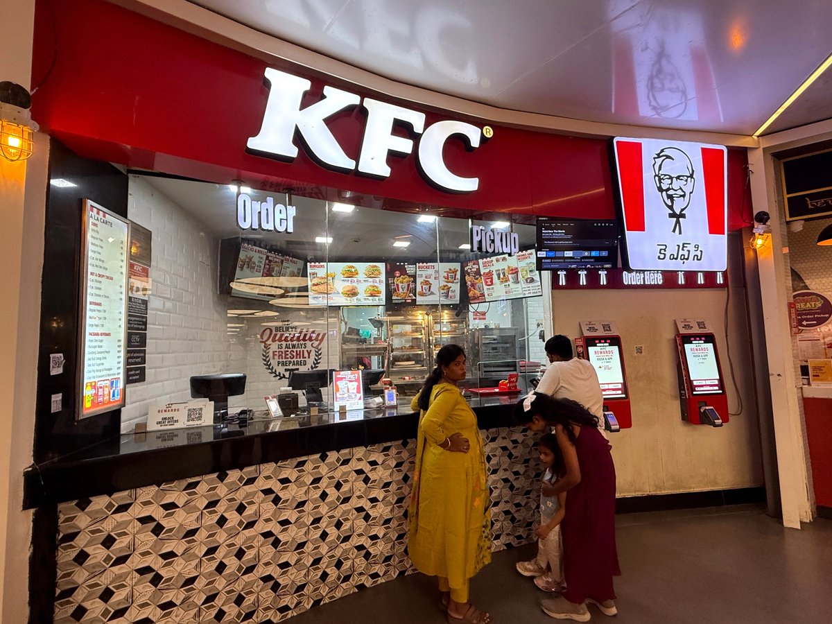 h_gashiyama's tweet photo. インドのケンタッキーのビリヤニ…
めっっっっっちゃくちゃうまい！！！
驚いた！！！

インドで1日5食くらいビリヤニ食べ続けてるから、『チェーン店のビリヤニじゃあ、いまさら驚かんよ』ってナメてたの本当ーーーーにごめんなさい！！！

もうね！
ライスのスパイスの香り高さがすんごい！
高貴！鮮烈！複雑！アロマティック！！

正直、チェーン店が作り出せる香りの雰囲気ではないと思った…それくらい本格的
過去、チェーン店を研究して来た中でも最上級の驚き！

(てことは、日本でも同じく作れる！？)

そして、バスマティ米がパラパラで最高…
そこにザクザクに揚げたチキンを合わせて食うと、これがたまんねぇんだわ！！

ふわふわ→ザクザク！→香り爆裂
の無限ループ！マジで止まんねぇ！！

ちなみに、タンドリーチキンも相当うまい
すごくスパイスが香り高く、肉はジューシーで、味付けもガツン！

これを日本で完全再現したら、爆売れすると思う！！

こういうこと、普段やらないし、初めてやるのですが、あまりに熱望しているのでやってしまいますね…

@KFC_jp 
インドKFCのビリヤニ、日本上陸を期間限定でも良いので、どうか！！ご一考のほど、お願いします！！！