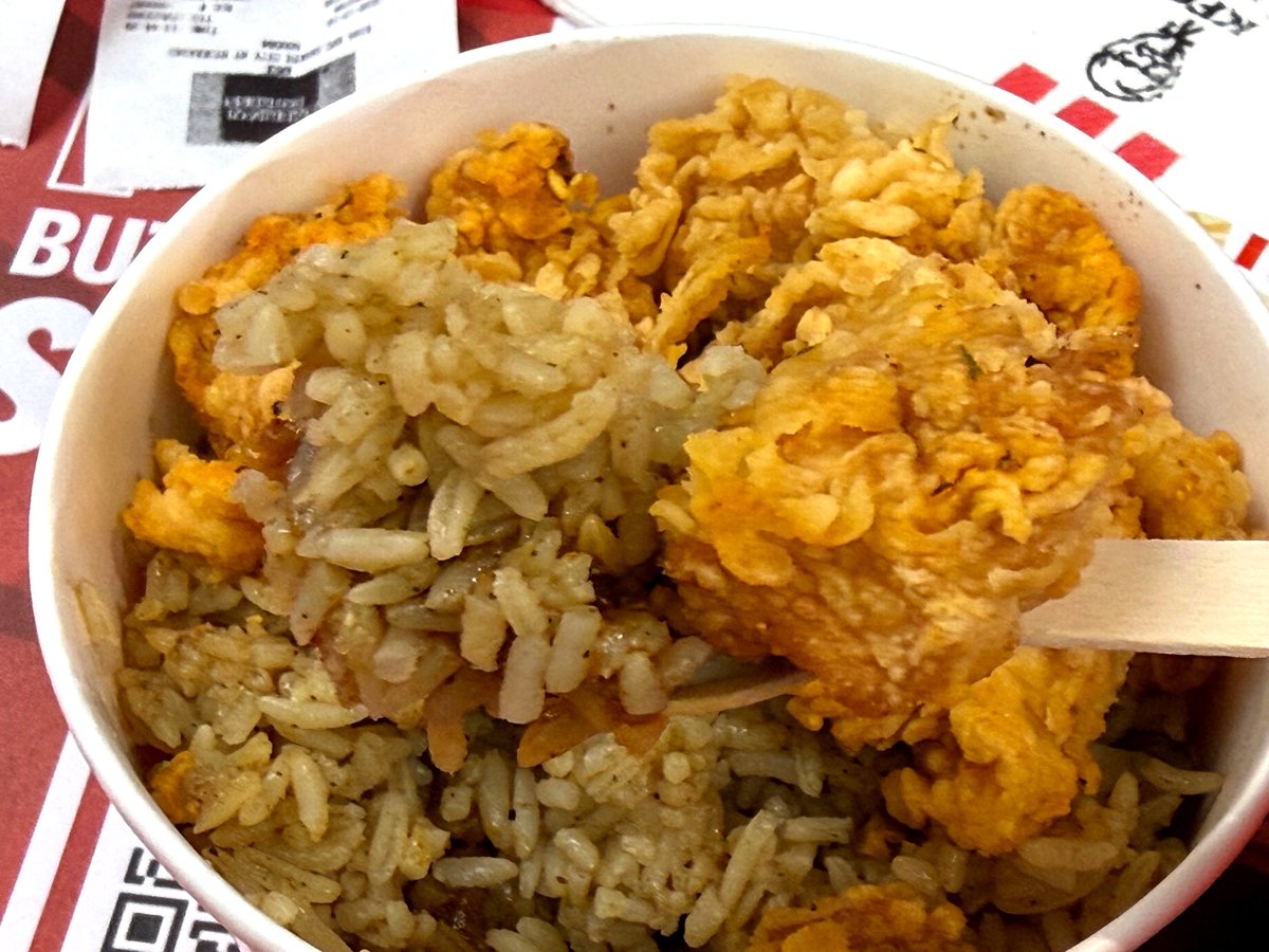 h_gashiyama's tweet photo. インドのケンタッキーのビリヤニ…
めっっっっっちゃくちゃうまい！！！
驚いた！！！

インドで1日5食くらいビリヤニ食べ続けてるから、『チェーン店のビリヤニじゃあ、いまさら驚かんよ』ってナメてたの本当ーーーーにごめんなさい！！！

もうね！
ライスのスパイスの香り高さがすんごい！
高貴！鮮烈！複雑！アロマティック！！

正直、チェーン店が作り出せる香りの雰囲気ではないと思った…それくらい本格的
過去、チェーン店を研究して来た中でも最上級の驚き！

(てことは、日本でも同じく作れる！？)

そして、バスマティ米がパラパラで最高…
そこにザクザクに揚げたチキンを合わせて食うと、これがたまんねぇんだわ！！

ふわふわ→ザクザク！→香り爆裂
の無限ループ！マジで止まんねぇ！！

ちなみに、タンドリーチキンも相当うまい
すごくスパイスが香り高く、肉はジューシーで、味付けもガツン！

これを日本で完全再現したら、爆売れすると思う！！

こういうこと、普段やらないし、初めてやるのですが、あまりに熱望しているのでやってしまいますね…

@KFC_jp 
インドKFCのビリヤニ、日本上陸を期間限定でも良いので、どうか！！ご一考のほど、お願いします！！！