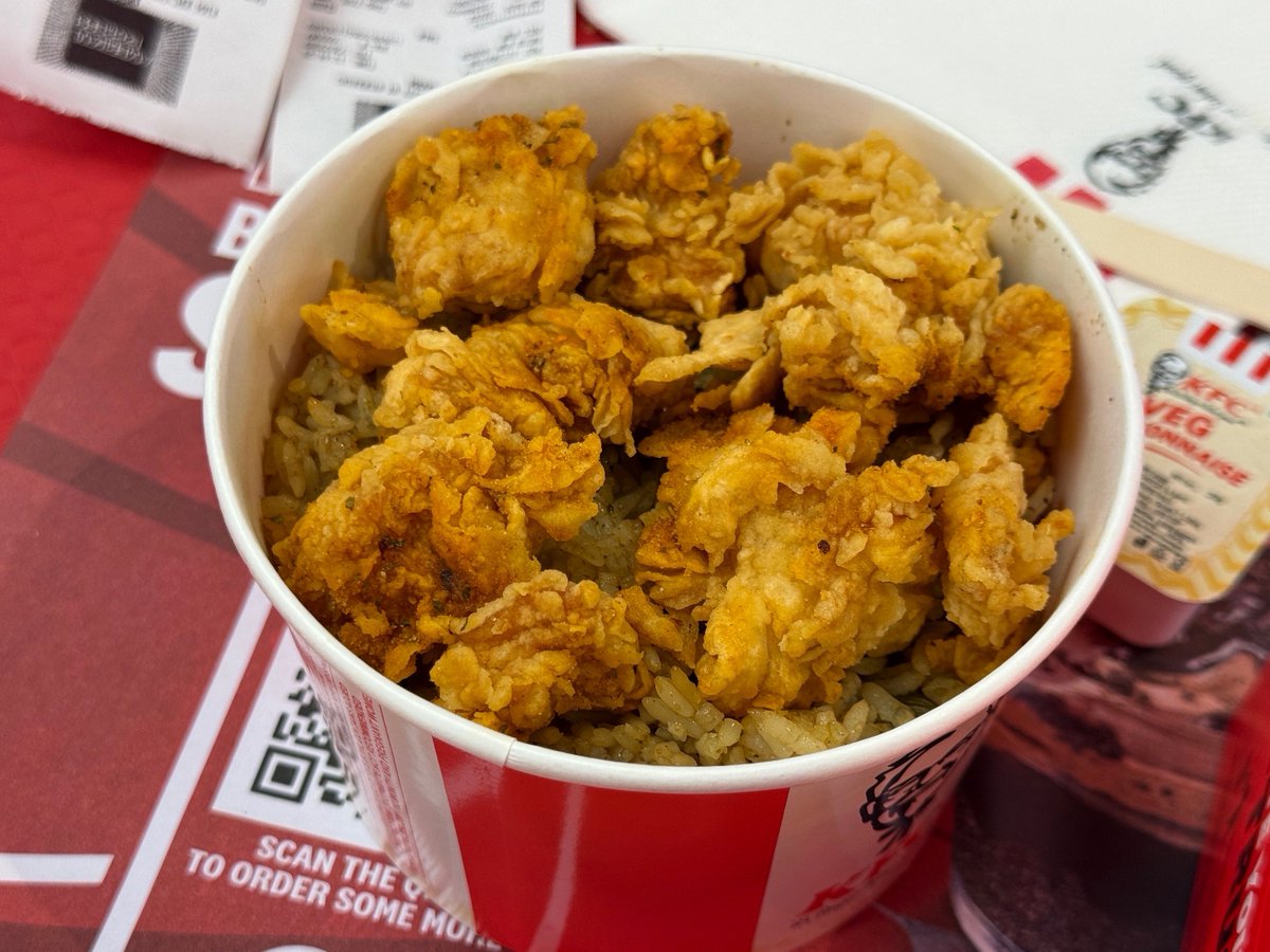 h_gashiyama's tweet photo. インドのケンタッキーのビリヤニ…
めっっっっっちゃくちゃうまい！！！
驚いた！！！

インドで1日5食くらいビリヤニ食べ続けてるから、『チェーン店のビリヤニじゃあ、いまさら驚かんよ』ってナメてたの本当ーーーーにごめんなさい！！！

もうね！
ライスのスパイスの香り高さがすんごい！
高貴！鮮烈！複雑！アロマティック！！

正直、チェーン店が作り出せる香りの雰囲気ではないと思った…それくらい本格的
過去、チェーン店を研究して来た中でも最上級の驚き！

(てことは、日本でも同じく作れる！？)

そして、バスマティ米がパラパラで最高…
そこにザクザクに揚げたチキンを合わせて食うと、これがたまんねぇんだわ！！

ふわふわ→ザクザク！→香り爆裂
の無限ループ！マジで止まんねぇ！！

ちなみに、タンドリーチキンも相当うまい
すごくスパイスが香り高く、肉はジューシーで、味付けもガツン！

これを日本で完全再現したら、爆売れすると思う！！

こういうこと、普段やらないし、初めてやるのですが、あまりに熱望しているのでやってしまいますね…

@KFC_jp 
インドKFCのビリヤニ、日本上陸を期間限定でも良いので、どうか！！ご一考のほど、お願いします！！！