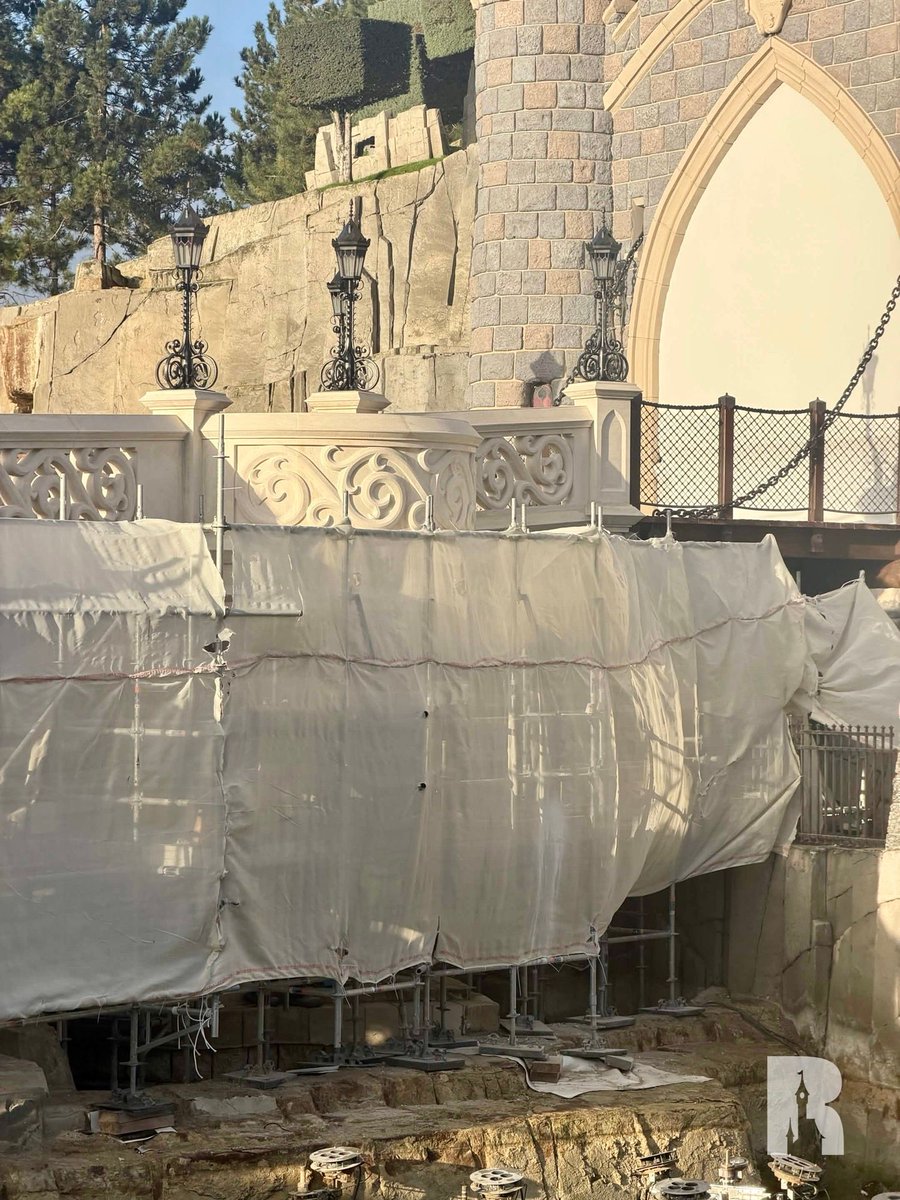 DLPReport's tweet photo. 🔧 Finishing touches for the Sleeping Beauty Castle bridge refurbishment, which should hopefully be unveiled sometime this week. https://t.co/WB3K8yUe8v