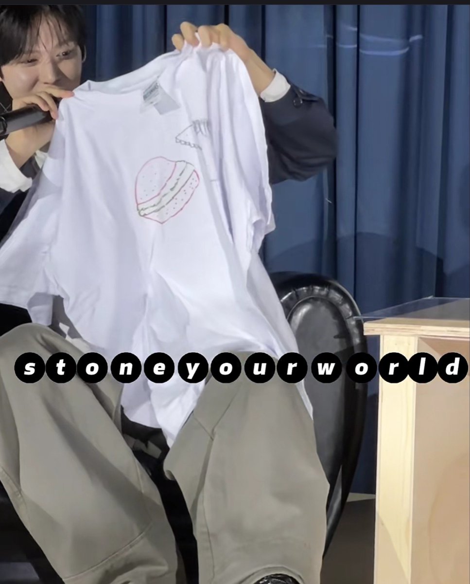 MyDeerBambiiii's tweet photo. Sungchan at today's Artist Session event!

Sungchan and Eunseok drew T-shirts for each other

Sungchan drew KillER M... zzzz
Eunseok drew a burger and a deer (?) https://t.co/7U43J5ciQE
