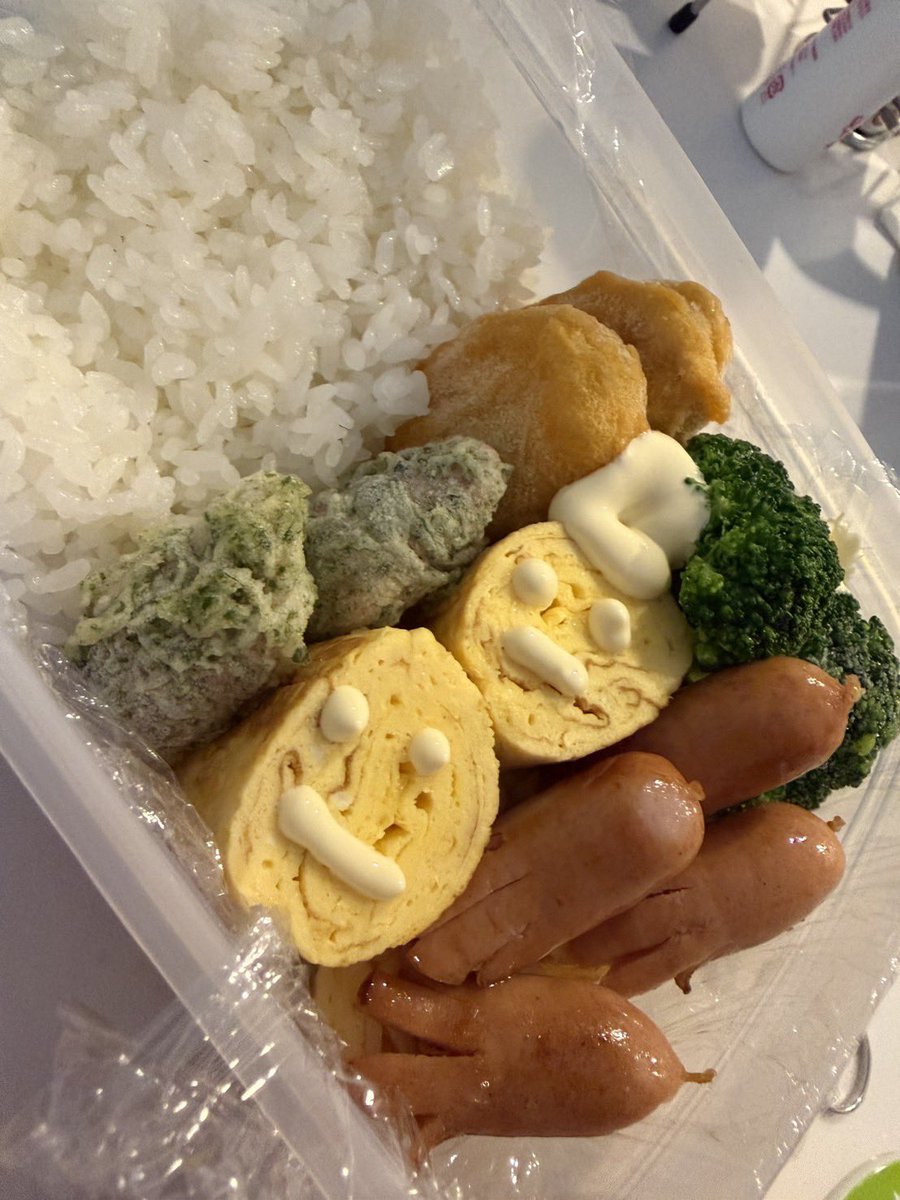 Qkonbu9's tweet photo. ほんまごめんけど探してでてきたんこれですwww
野菜嫌い旦那に唐揚げだけでいいって言われて作った唐揚げだけ弁当(抵抗のレタスあり)
2枚目はニコちゃん付けたから多分撮ったんだけど職場でレンチンしてるから保冷も兼ねて真ん中の2つは冷凍のまま入れたよ(旦那は卵にマヨ派) https://t.co/nvfGu4zkn3