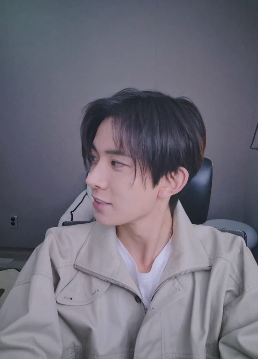 evanlyever's tweet photo. #evan if you keep staring at evers like that while they drive around having you as their passenger princess that’s not gonna be safe for everyone 🫠

🪽 when we go for a drive, evan should sit on the passenger seat
🐹 why, because i sing well?
🐹 i’m not gonna sing, though
🐹 if i’m sitting in the passenger seat, i’m just gonna keep looking at you like this

#에반 #李羲承 #ヒスン #희승