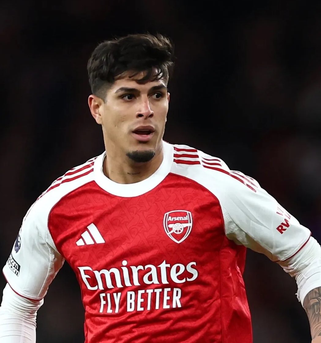 FullTime90X's tweet photo. 🚨🔵🔴 𝗕𝗥𝗘𝗔𝗞𝗜𝗡𝗚: Piero Hincapié is UNHAPPY with his limited role at Arsenal and wants more playing time! 🤯👀

The Ecuadorian defender is frustrated with being restricted to a substitute role and has submitted a TRANSFER REQUEST ahead of the January window! 💣🔥

His agent is now exploring a move to Barcelona, who are looking to strengthen their defence amid ongoing concerns over squad depth! 🔵🔴🛡️