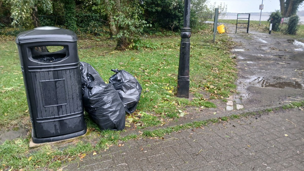 AlistairFergu11's tweet photo. 4 bags cleared off east shore. Logs on footpath and debris washed right up to fence line. Gruggies bridge damaged too. #litterpicking #litterfree #ReportingLitter #keepbritaintidy #LeaveNoTrace #KeepScotlandtidy
#SpringCleanScotland
#WDCouncil #bigclydecleanup #greentangerine https://t.co/Gs79nDsp4I