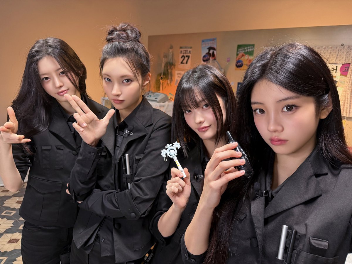 ILLIT_official's tweet photo. [#DAILY_IT]
아일릿 콩국수 비밀기지에 온 걸 환영해~!❤️
글릿! 여기서 있었던 일은 우리끼리 비밀이야🤫🚨

261027 @ 'BREAK EVEN' COMEBACK LIVE
#ILLIT #아일릿 #BREAK_EVEN https://t.co/6kxzzirqfY