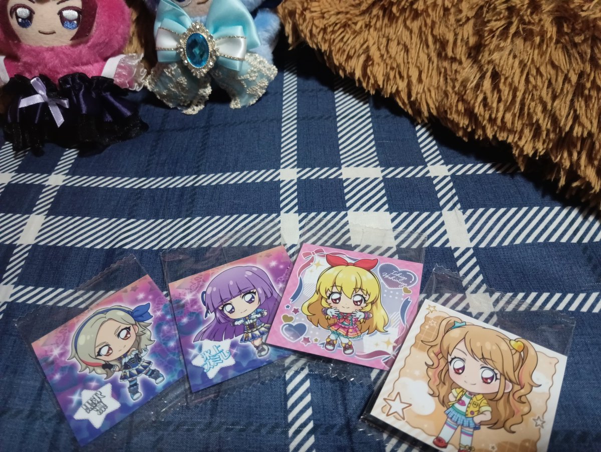 D38J6's tweet photo. アイカツウエハース違うんだよすみれちゃんおるのよ🤣 https://t.co/dREhpgzk6s