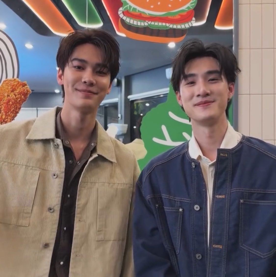 teevithe's tweet photo. masih jadi pertanyaan tee yang segitu tinggi gagah nya, tiba tiba menciut disamping dew??? liat deh bahu mereka tuh jauh banget bedanya dan dew makin gede😭

DEWTEE BURGER KING LIVE

#BKSuperKingFishxDewTee 
#BurgerKingTH https://t.co/O4RnSZQSRM
