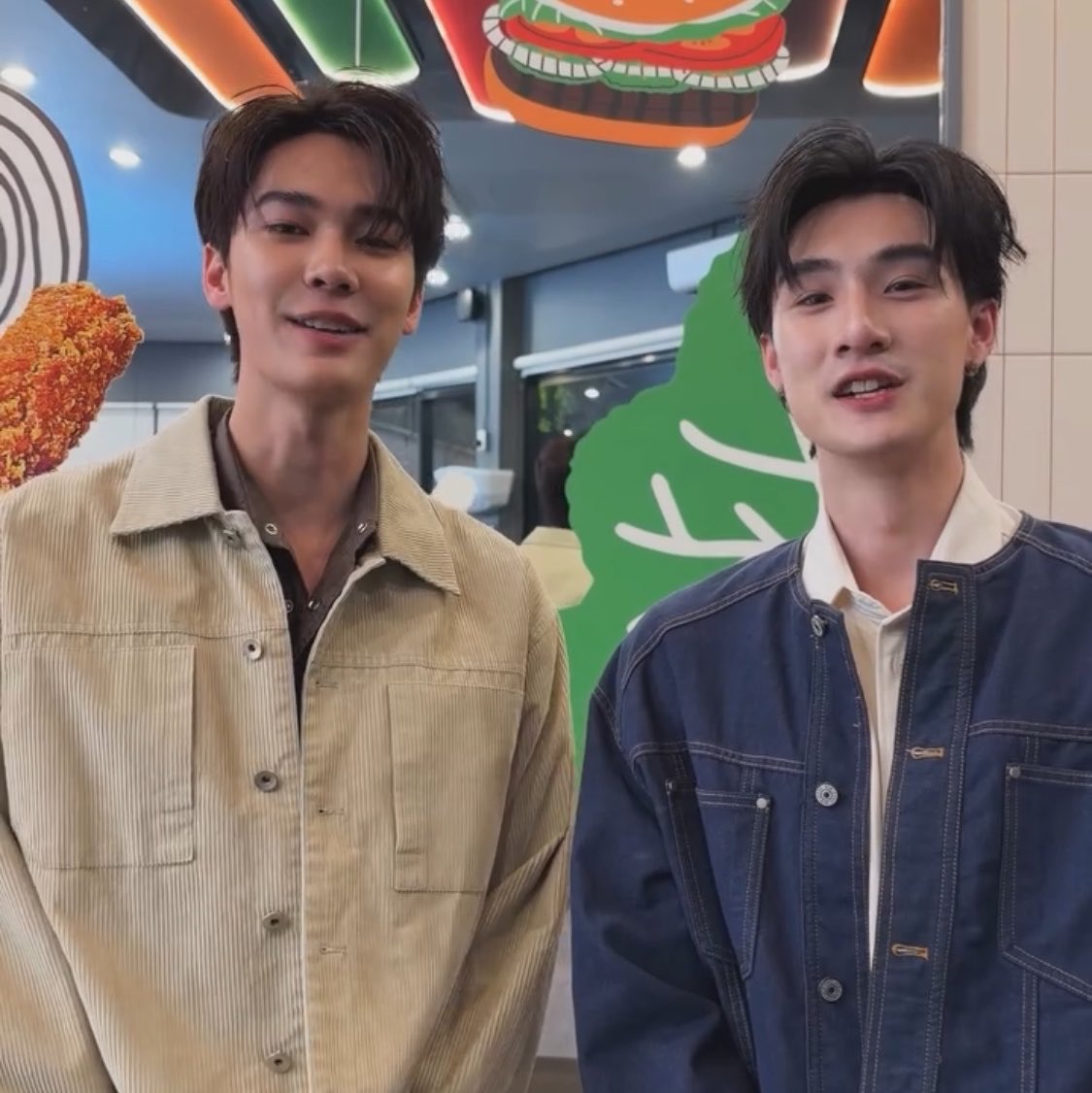 teevithe's tweet photo. masih jadi pertanyaan tee yang segitu tinggi gagah nya, tiba tiba menciut disamping dew??? liat deh bahu mereka tuh jauh banget bedanya dan dew makin gede😭

DEWTEE BURGER KING LIVE

#BKSuperKingFishxDewTee 
#BurgerKingTH https://t.co/O4RnSZQSRM