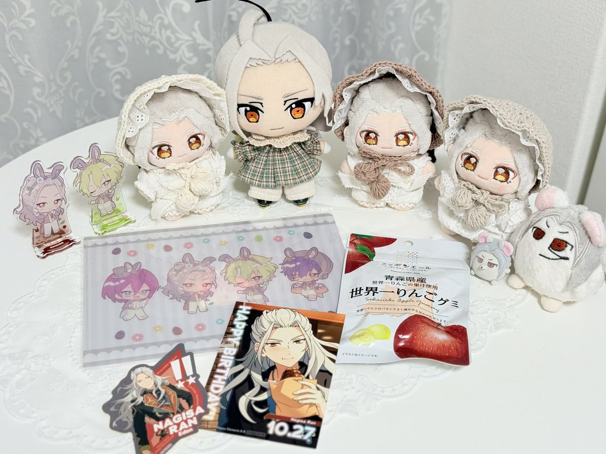 mameomoteak's tweet photo. ぽむさんに凪砂くんのバーブロを代行いただきました🥺りんごグミになぎさくんのステッカーまで付けていただいて…🥺嬉しすぎます！ありがとうございます🥺💕💕
アクスタは2個だけ代行いただいたんですがまさかの日和さんと凪砂くんで、オタクの誇張ではなくゲチでデカい声が出ました https://t.co/RwaujE4VFB