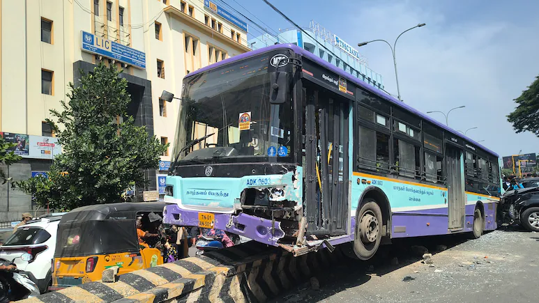 ndtv's tweet photo. Chennai City Bus Rams 7 Cars, Hits Divider Outside Madras High Court
https://t.co/qcwxsvTsRC https://t.co/h6m8TX1Jtf