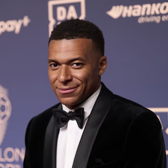 ShadesFrance's tweet photo. 🚨🇫🇷🇨🇳 KYLIAN MBAPPÉ RÉAGIT à la polémique et présente ses EXCUSES À LA CHINE dans un communiqué 📝

🗣️ “J’ai un profond respect pour le peuple chinois et son histoire, et je suis sincèrement désolé.” https://t.co/ahEqdfNwRi