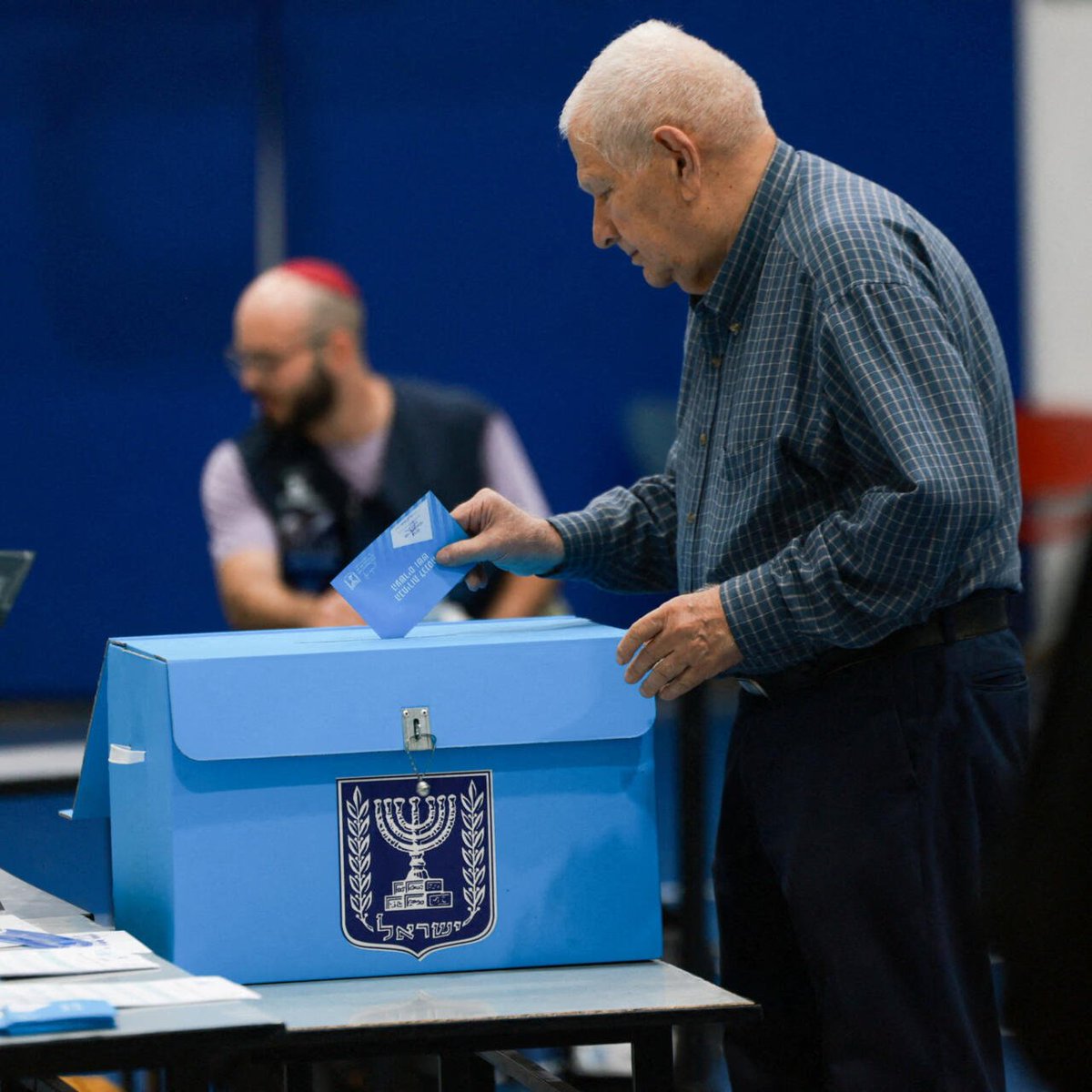 Predictbook's tweet photo. 🇮🇱 Israel votes as Polymarket favors Eizenkot to become the next prime minister.

Polymarket gives Gadi Eizenkot a 62% chance of becoming prime minister after the election, ahead of Netanyahu at 27% and Naftali Bennett at 8%.

More than $58M has been traded on on who will lead the next government.
