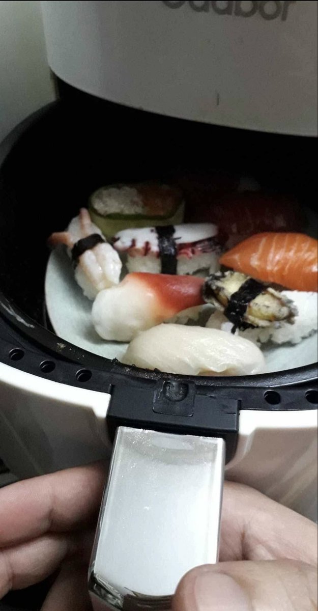 BeHappy9x's tweet photo. Mình hay ăn Sushi theo cách này thấy cũng ngon. 

Mình thấy không có vấn đề gì hết. Vậy mà sao mấy bạn Nhật Bản có vẻ khó chịu với Người Việt Nam vậy ta ?

Người ta có chân, có tay thì người ta nhảy thôi làm gì chửi ? 

Mấy bạn cũng hay qua nước người khác cosplay lắm mà. Công bằng đi chứ