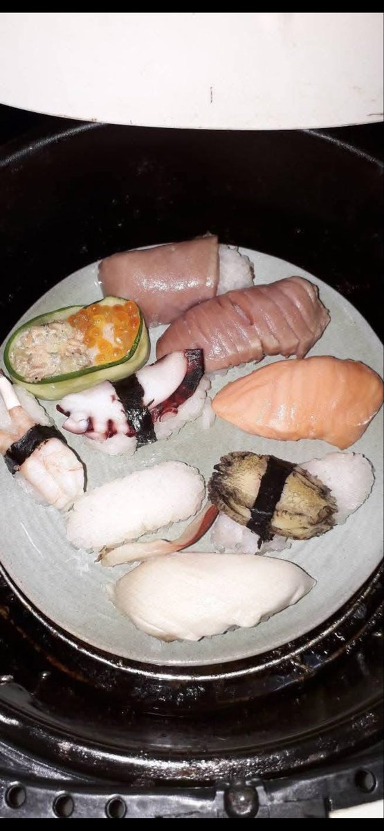 BeHappy9x's tweet photo. Mình hay ăn Sushi theo cách này thấy cũng ngon. 

Mình thấy không có vấn đề gì hết. Vậy mà sao mấy bạn Nhật Bản có vẻ khó chịu với Người Việt Nam vậy ta ?

Người ta có chân, có tay thì người ta nhảy thôi làm gì chửi ? 

Mấy bạn cũng hay qua nước người khác cosplay lắm mà. Công bằng đi chứ