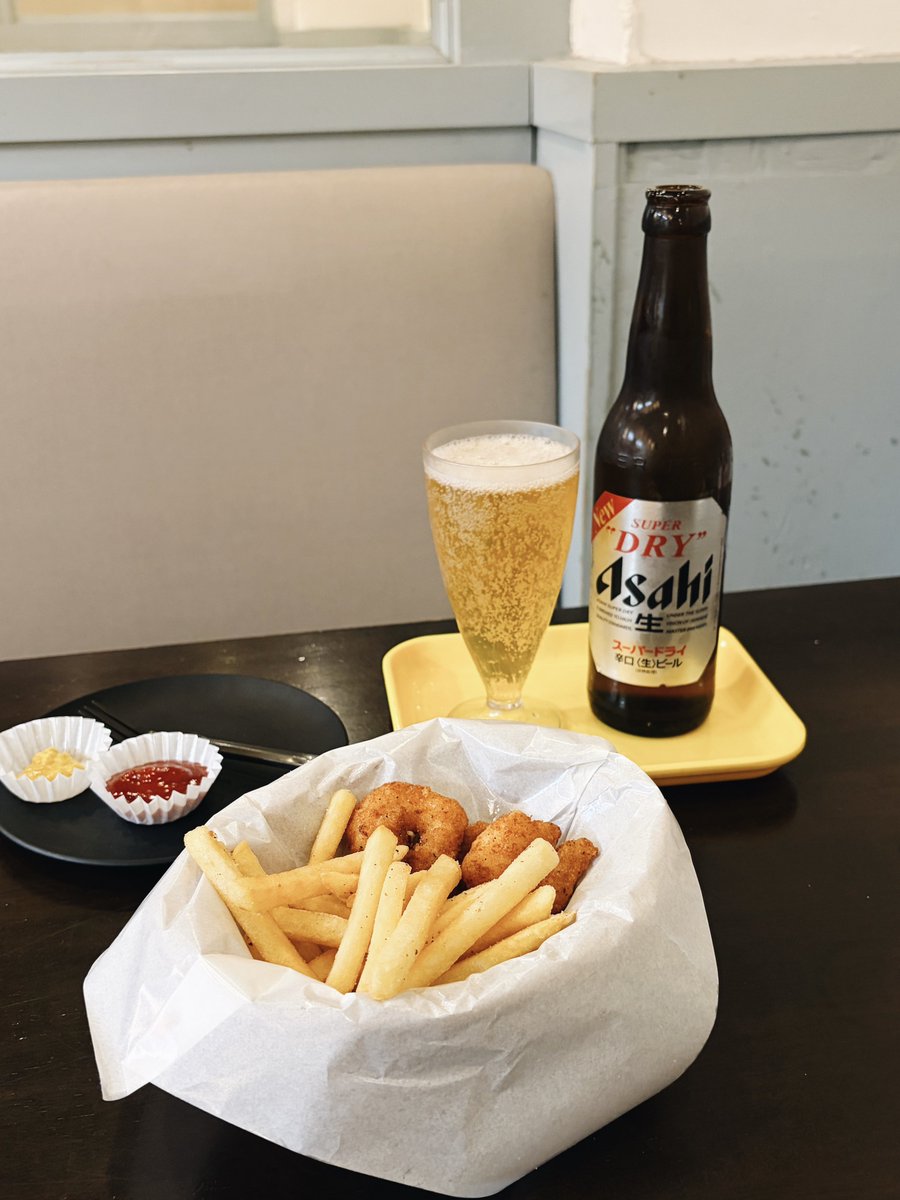 meiku03's tweet photo. 最近フレッシュネス飲みにもハマってるのですが、もっと早く知りたかった…瓶ビール290円で、おつまみ揚げたてなのがあまりに最高で… https://t.co/gZwqRTVo9s