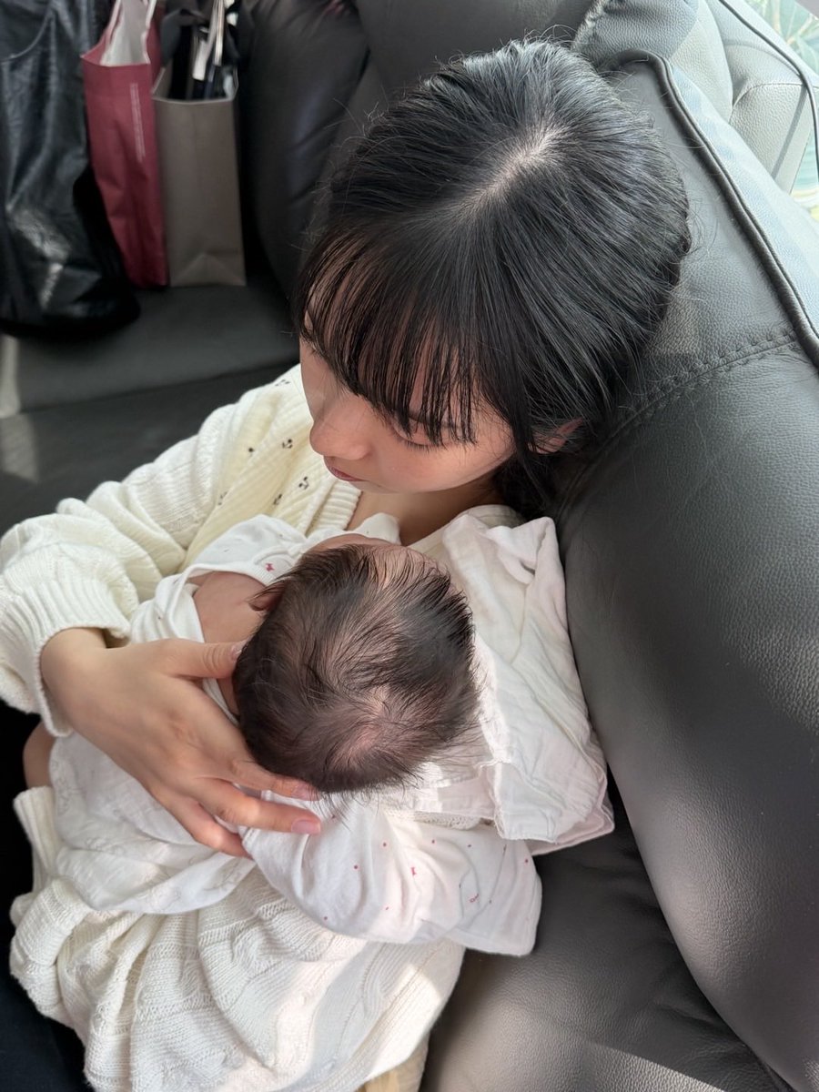 icurina's tweet photo. KARINA HOLDING HER NIECE 🥺 https://t.co/ZiZkRc0xse